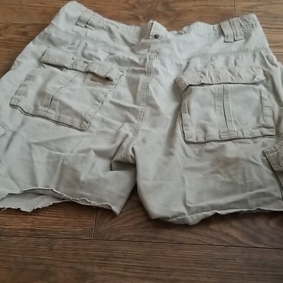 Shorts with lots of pocket - Picture 3 of 3